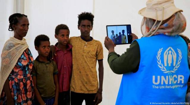 A humanitarian worker from UNHCR documents Ethiopian refugees. (Source: DW)