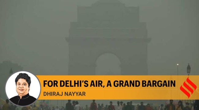 Smog around India Gate as air pollution continues to rise in New Delhi. (Express photo: Praveen Khanna)