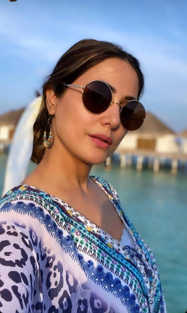 hina khan selfie