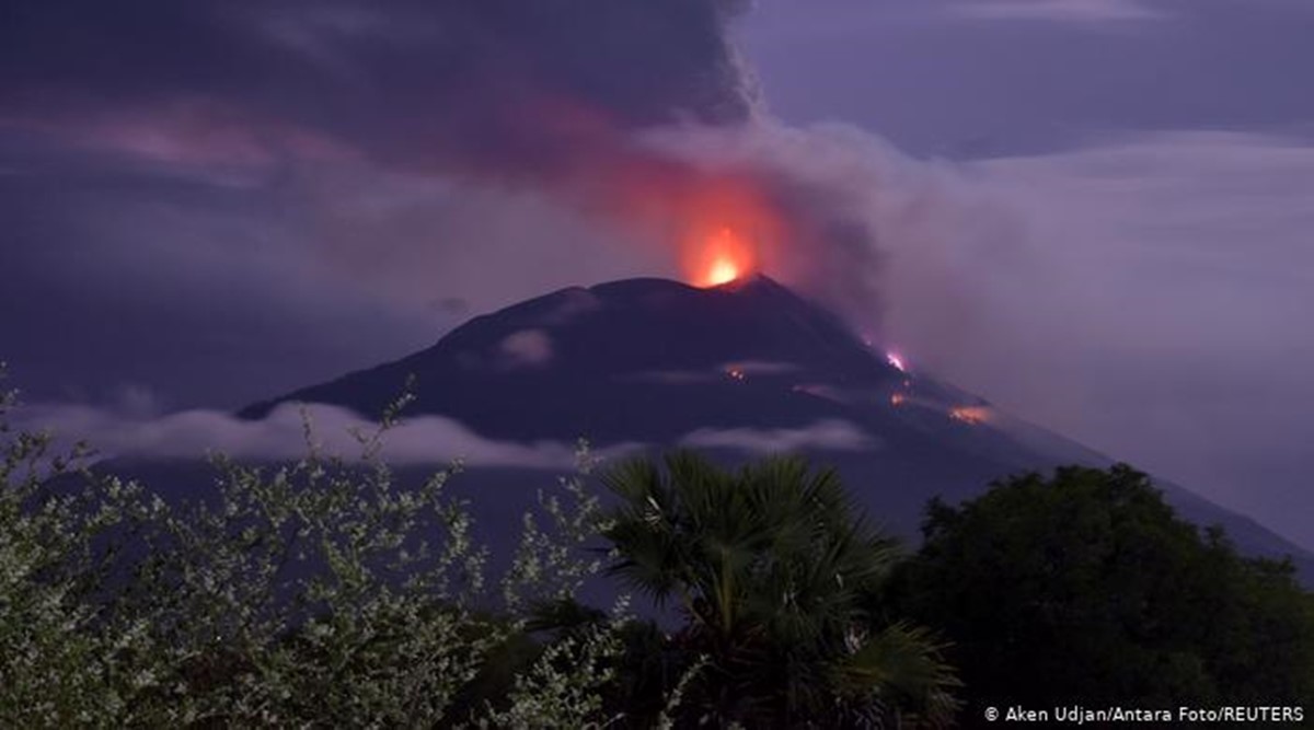کوه Ili Lewotolok در اندونزی فوران می کند.