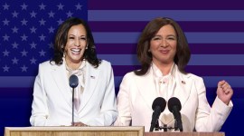 white pant suit, kamala harris iconic dress, victiry speech kamala harris, maya rudolph white pant suit, saturday night live, SNL show, comedy show, biden harris, kamala harris fashion,
