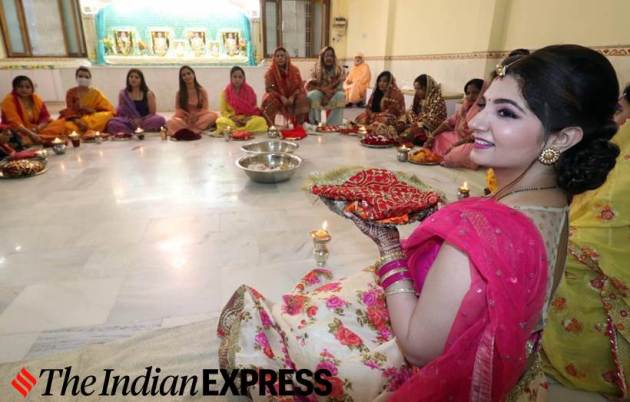 Karwa Chauth, Karwa Chauth 2020, Karwa Chauth gallery, Karwa Chauth pictures, Karwa Chauth celebrations in India, Karwa Chauth in pandemic, Karwa Chauth celebrations 2020, Karwa Chauth, how is Karwa Chauth celebrated, women celebrating Karwa Chauth in India, Indian Express news