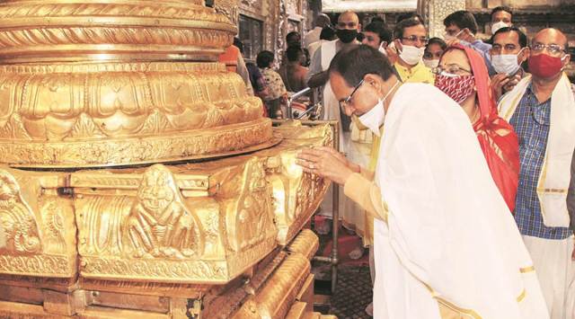 CM Shivraj Singh Chouhan with his family at Venkateswara temple, in Chittoor district on Wednesday. (PTI)