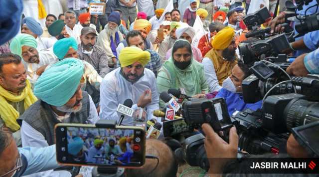 AAP MP Bhagwant Mann and Leader of Opposition Harpal Singh Cheema protesting at the MLA hostel in Chandigarh. (file)