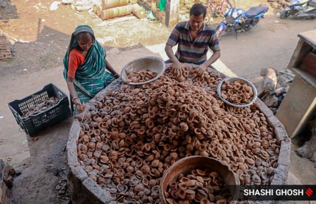 barasat earthen lamps, kolkata pottery village, diwali 2020, diwali during coronavirus pandemic, diwali celebration, pottery markets