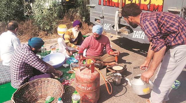 On Sunday morning, several farmers set their utensils and groceries on the road and made rotis with aloo sabzi. 