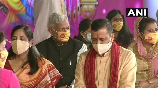 Delhi Chief Minister Arvind Kejriwal along with his wife Sunita Kejriwal takes part in Diwali celebrations at Akshardham temple. (ANI Photo)