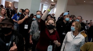 Poll challengers chant "stop the count" outside the door of the ballot counting room after being asked to leave due to room capacity at the TCF Center after Election Day in Detroit, Michigan, U.S., November 4, 2020. Photo: REUTERS)