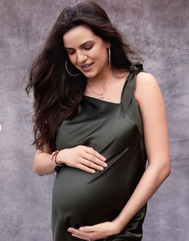 anushka sharma pregnant, kareena kapoor pregnant, gigi hadid pregnant, emma roberts pregnant, pregnancy news