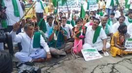 Farmers protest infront of Bengaluru railway station 1 Karnataka farmers protest, Bengaluru Farmers protests, Karnataka CM to farmers, Narendra Modi, Karnataka Land bill, Bharat bandh, Yeddiyurappa, Indian express