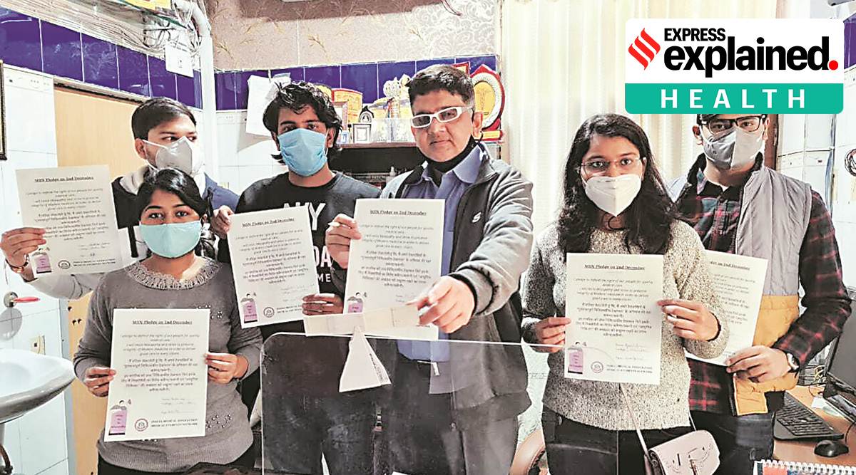 Medical students of Maharashtra Institute of Medical Education and Research's college at Talegaon display a pledge to resist ‘mixopathy’. (Source: Indian Medical Association)
