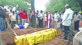 Malegaon man , Manmade man mother burial, mumbai woman covid, manmad man mother covid, manmad man exhumes mothers body, covid burials in mumbai, indian express news