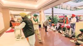 Farmers harden stance, Govt weighs options, House session not ruled out