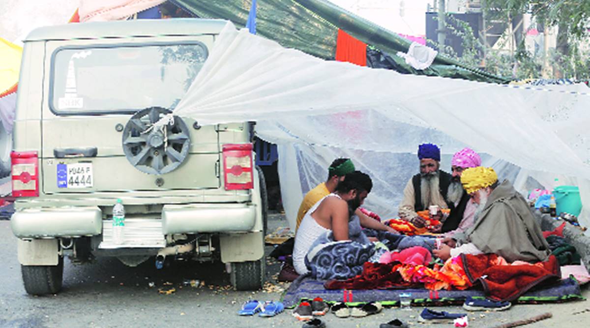 Virus shadow looms but few takers for masks, Covid test at protest site