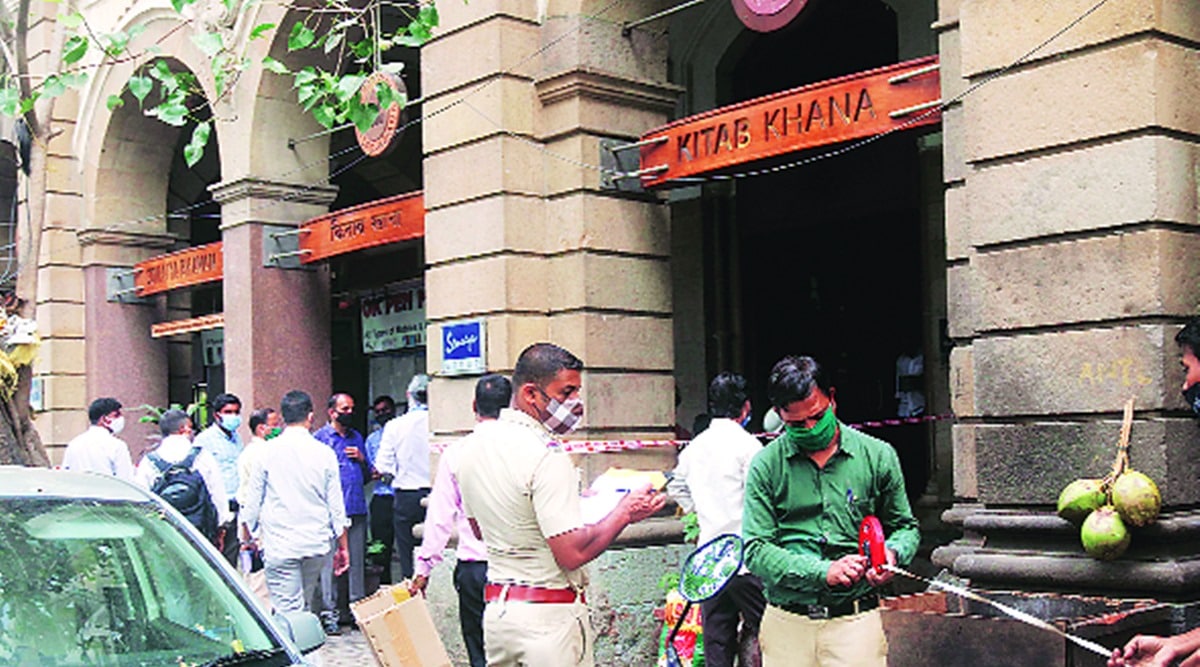 mumbai kitaab khana, mumbain kitaab khana fire, fire at iconic book store in mumbai, mumbai news, indian express news