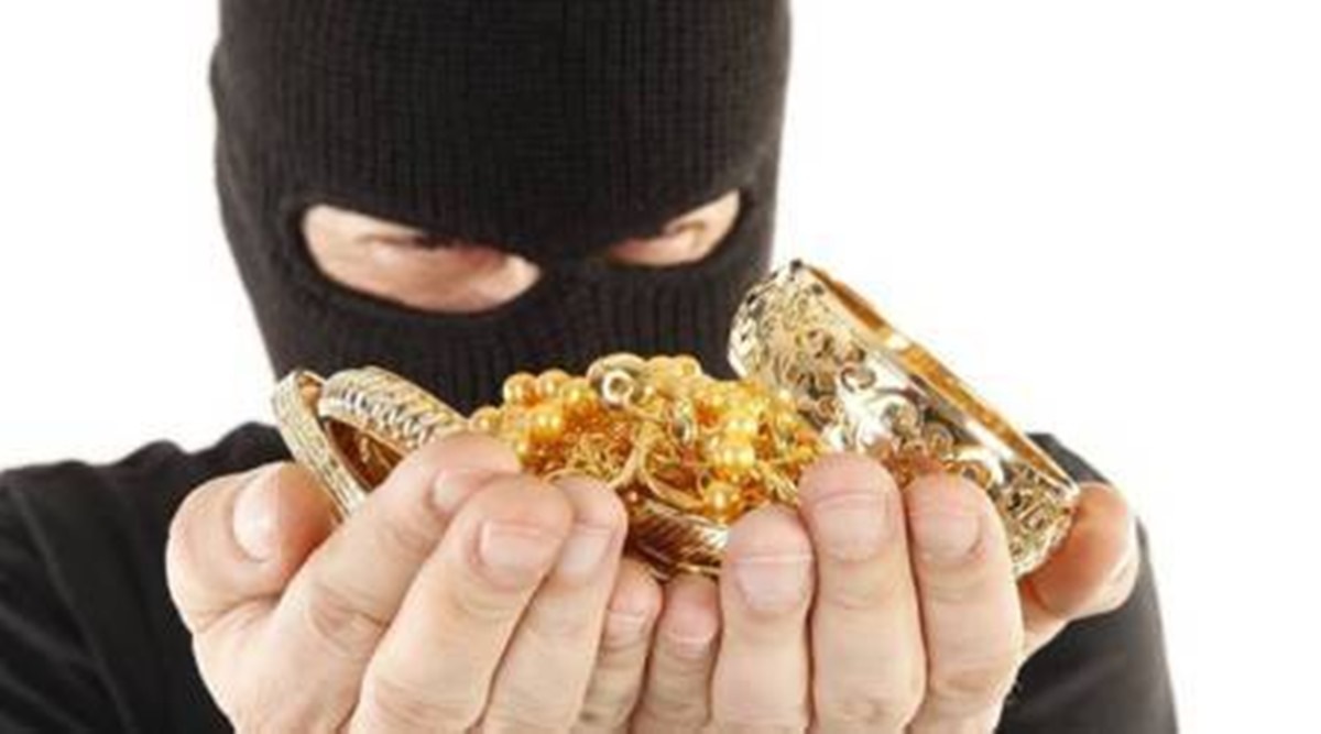 pune robbery news, pune jewellery shop robbed, jewellery shop robbery, pune crime news, Pune burkha clad women robbers, pune news, indian express news