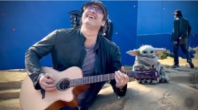 Robert Rodriguez, rodriguez baby Yoda, american filmmaker, Robert Rodriguez guitar baby yoda, Robert Rodriguez guitar with baby yoda viral video, trending news, indian express news