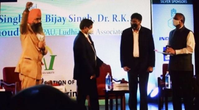 Dr Varinderpal Singh raising along " We support farmers"  from the stage while Union Minister ( third from left) 