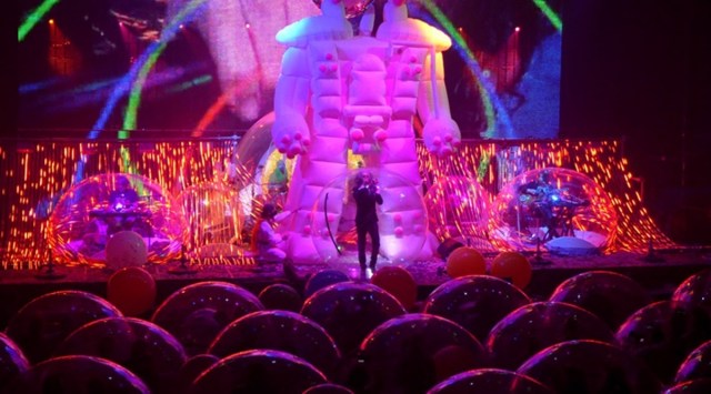 The Flaming Lips, The Flaming Lips concert, The Flaming Lips socially distanced concert, Oklahoma, USA, space bubble, The Flaming Lips space bubble concert, COVID-19, Coronavirus, Music concert during pandemic, Coronavirus and music concert, Viral video, Trending news, Indian Express news