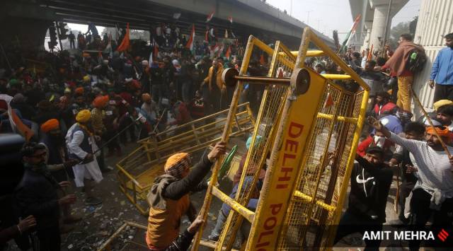 Clash between Delhi police and farmers at ITO