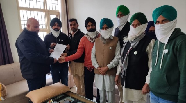 Members of Bharti Kisan Union (Kadian) meet SP Barnala, demanding the FIR lodged against three persons be quashed
