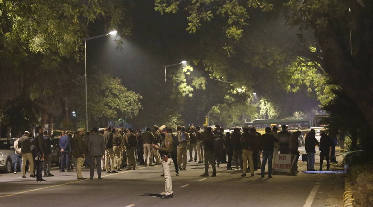 delhi blast, delhi bomb blast, bomb blast delhi, israel embassy blast, delhi high alert, police, indian express news