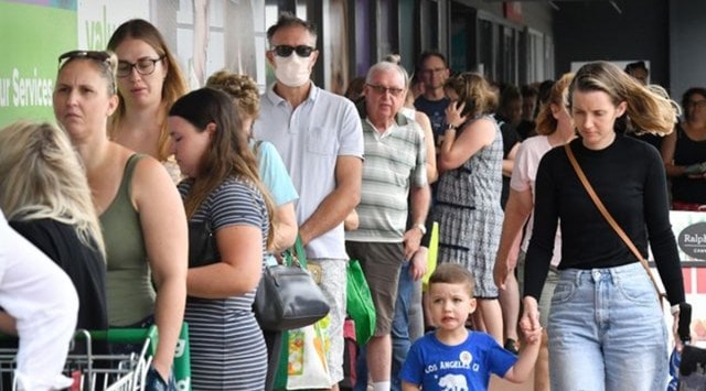 People line up to enter a grocery store before an impending lockdown due to an outbreak of the coronavirus disease (COVID-19) in Brisbane, Australia, January 8, 2021.  (AAP Image/Darren England via Reuters) 