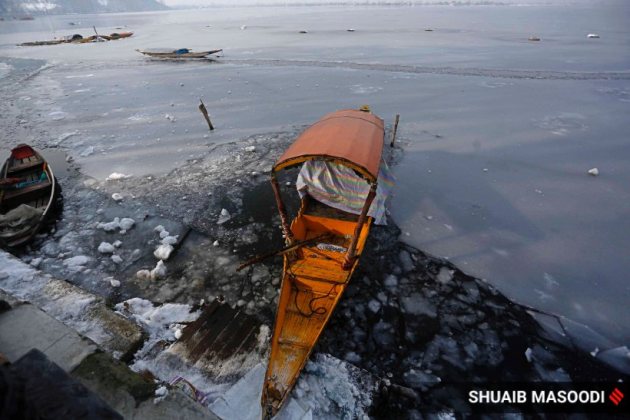 frozen dal lake, dal lake photos, srinagar weather, srinagar coldest weather in 30 years, srinagar cold, srinagar snow, dal lake frozen, srinagar weather conditions, srinagar weather today,srinagar current weather, indian express news