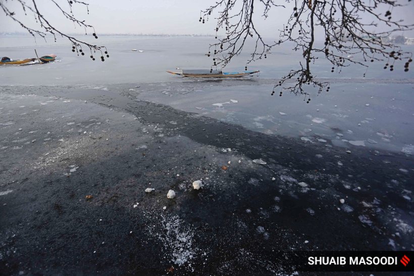 Dal Lake Freezes, Srinagar Records Coldest Night Since 1991 | India ...