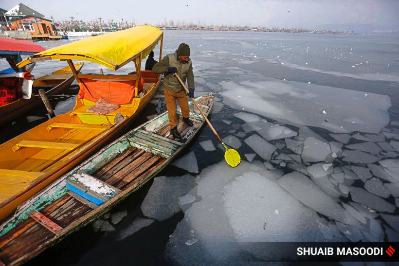 Dal Lake Freezes, Srinagar Records Coldest Night Since 1991 | India ...