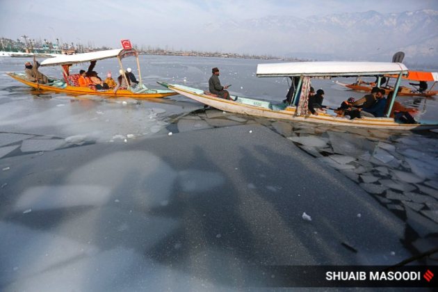 frozen dal lake, dal lake photos, srinagar weather, srinagar coldest weather in 30 years, srinagar cold, srinagar snow, dal lake frozen, srinagar weather conditions, srinagar weather today,srinagar current weather, indian express news