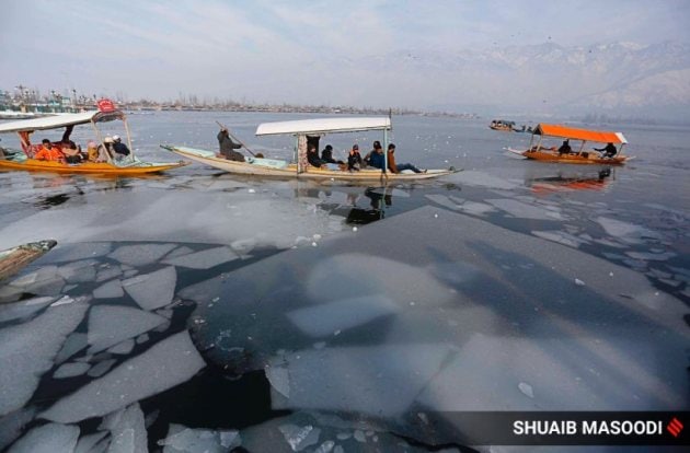 frozen dal lake, dal lake photos, srinagar weather, srinagar coldest weather in 30 years, srinagar cold, srinagar snow, dal lake frozen, srinagar weather conditions, srinagar weather today,srinagar current weather, indian express news