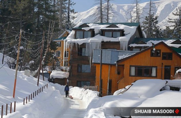 gulmarg snowfall, kashmir snow, gulmarg ski resort, jammu and kashmir news, kashmir snowfall, indian express