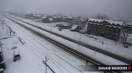 Sources said there was a mudslide at Cafeteria Morh as well as incidents of stones falling from mountains at frequent intervals.