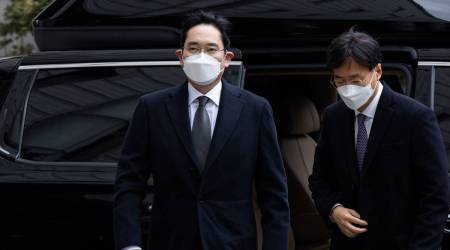 Jay Y. Lee, co-vice chairman of Samsung Electronics Co., left, wears a protective mask as he arrives at the Seoul High Court in Seoul, South Korea, on Monday, Jan. 18, 2021. (Photographer: SeongJoon Cho/Bloomberg)