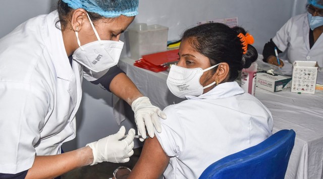 Maharashtra covid, Maharashtra covid vaccine, Maharashtra covid vaccination, Maharashtra healthcare workers, indian express news