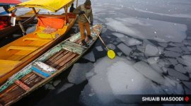 frozen dal lake, dal lake photos, srinagar weather, srinagar coldest weather in 30 years, srinagar cold, srinagar snow, dal lake frozen, srinagar weather conditions, srinagar weather today,srinagar current weather, indian express news