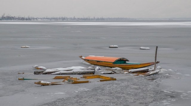 Cold wave intensifies in Kashmir as minimum temp dips further