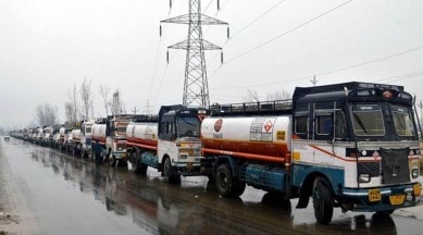 Jammu Kashmir snow fall, Jammu kashmir highway, Jammu kashmir highway traffic, Jammu Kashmir news, indian express news