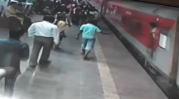 rpf personnel kalyan railway station viral video, Maharashtra Railway Cops Save Life. moving train, cctv footage, trending, indian express news