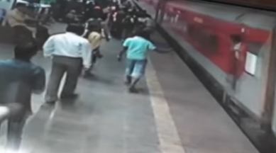 rpf personnel kalyan railway station viral video, Maharashtra Railway Cops Save Life. moving train, cctv footage, trending, indian express news
