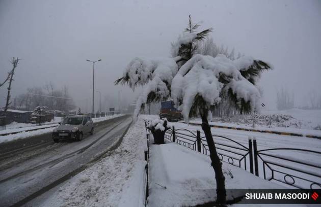 snowfall, snowfall in kashmir, jammu kashmir, kashmir snowfall, cold wave, winters, indian express news