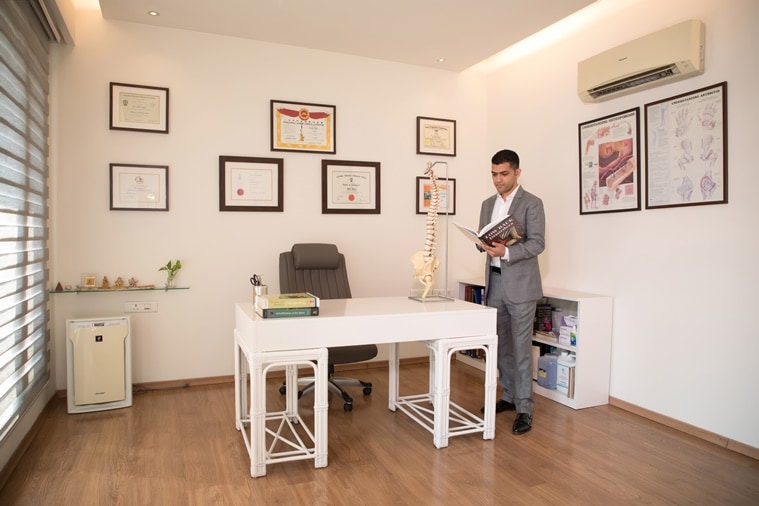 dr shiv bajaj, dr nanda, chiropractic treatment