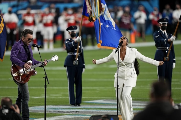 REVIEW: The Weeknd bores at Super Bowl halftime show, Super Bowl, Sports