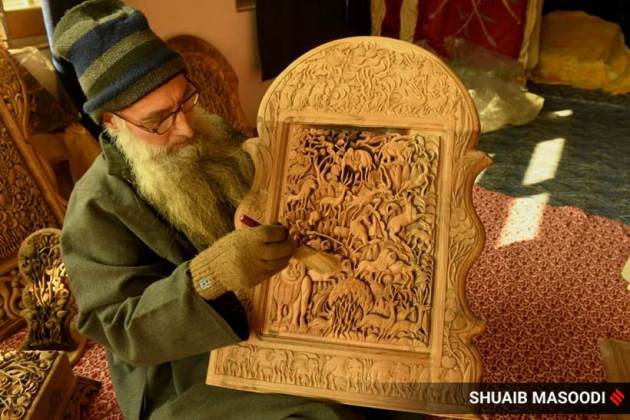 Ghulam Nabi Dar, Ghulam Nabi Dar Kashmir, Kashmiri craftmen Ghulam Nabi Dar, Ghulam Nabi Dar wood carving, Ghulam Nabi Dar Srinagar, Ghulam Nabi Dar craftsman, Srinagar, wood carving in Srinagar