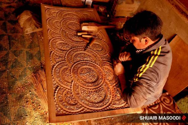 Ghulam Nabi Dar, Ghulam Nabi Dar Kashmir, Kashmiri craftmen Ghulam Nabi Dar, Ghulam Nabi Dar wood carving, Ghulam Nabi Dar Srinagar, Ghulam Nabi Dar craftsman, Srinagar, wood carving in Srinagar