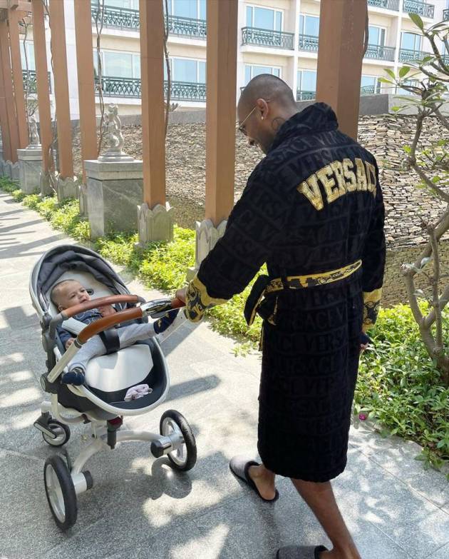 hardik pandya with son