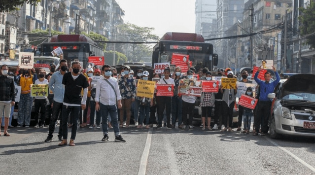 Demonstrators block a road in Yangon (AP Photo/dpa/picture alliance)