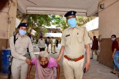 Photo Gallery: Coronavirus outbreak - Ranbir Kapoor spotted wearing mask at  the airport, News