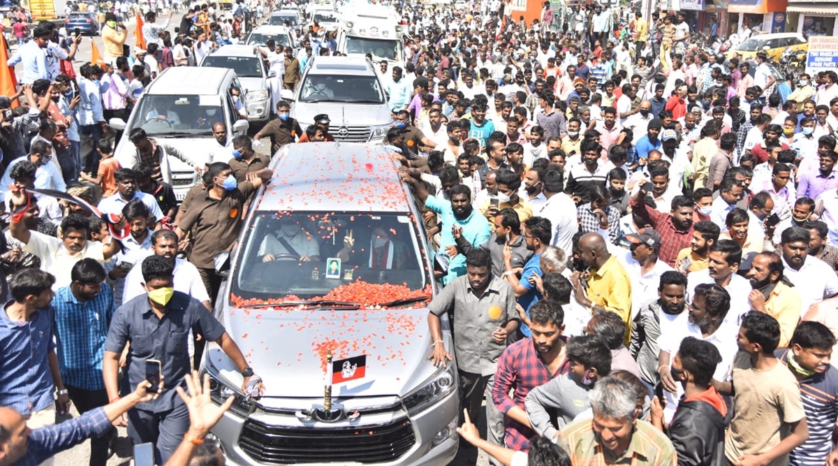 Sasikala on her way to Tamil Nadu. 